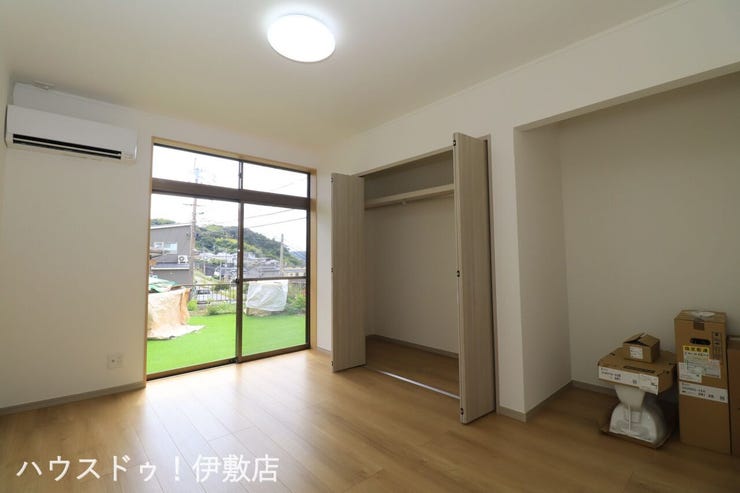 【1F洋室6.75帖】
南側に掃き出し窓があり、部屋の奥まで光が入りやすいリビング