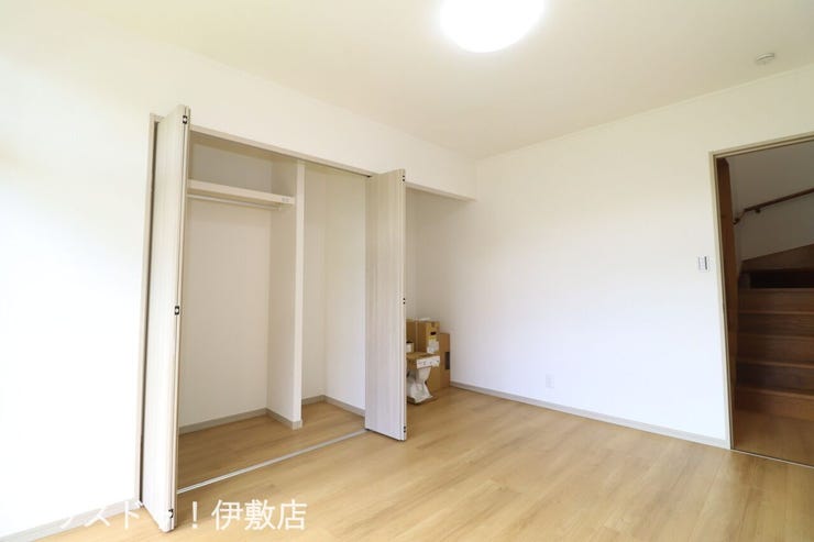 【1F洋室6.75帖】
大き目のクローゼット付でお部屋を広く使用できます!