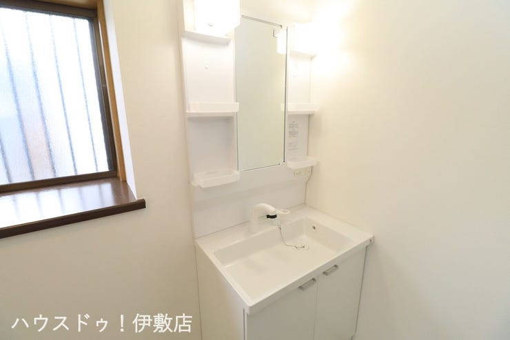 【洗面台】
白く清潔な洗面台は一日のはじまりのスイッチを入れるのにピッタリなスペース。