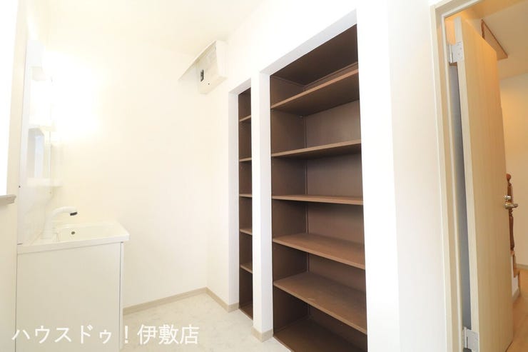 【洗面所】
洗面所に棚付き!タオルや洗剤等収納可能です