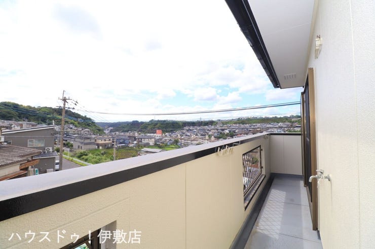 【バルコニー】
物干し金具や水栓付でお掃除も楽々!眺望良好なバルコニーです