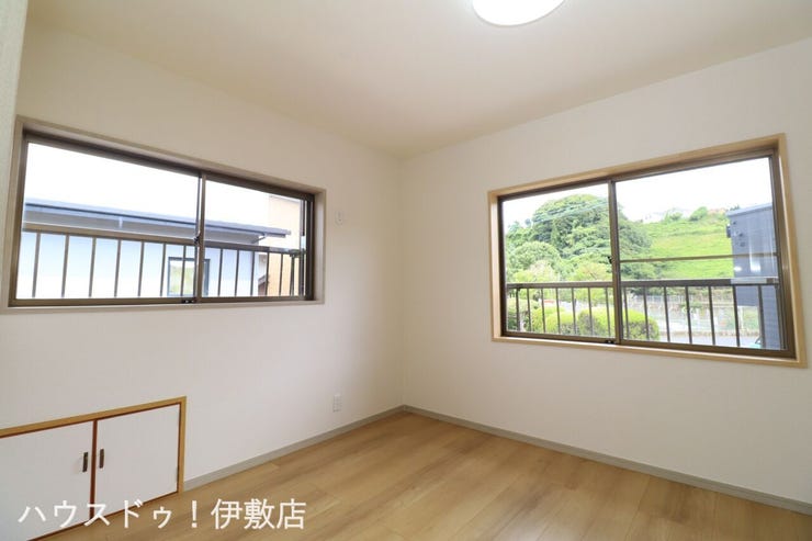 【2F洋室5.5帖】
二面に窓があるため一日中安定した明るさが保てます。腰高窓なので家具の配置もしやすく模様替えも楽しめそうです。