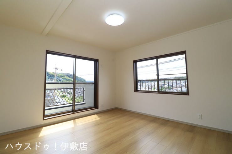 【2F洋室8帖】
2方向に窓があり、一日を通して自然光が入りやすい洋室です