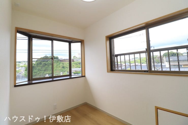 【2F洋室3帖】
二面に窓があるため一日中安定した明るさが保てます。腰高窓なので家具の配置もしやすく模様替えも楽しめそうです。
