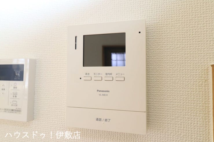 【モニター付きインターホン】
誰が来てもわかるモニター付き♪女性が一人で家にいてもこれなら安心