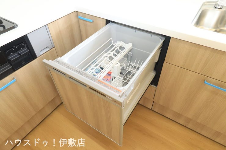 【食器洗浄乾燥機】
キッチンには人気の食洗機を搭載!
日々の家事の手間を低減してくれます。