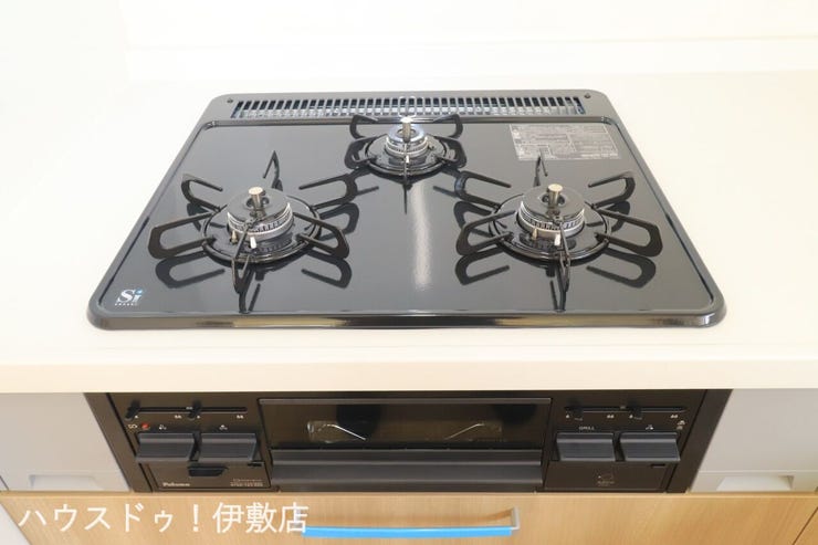 【三口ガスコンロ】
キッチンには三口ガスコンロを採用。IHでは物足りない方にはおすすめです