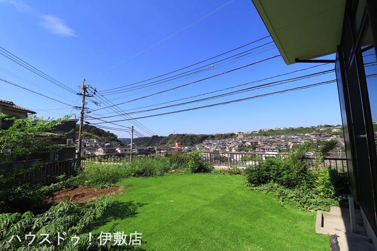 【庭】
高台に位置し、開放的な景色が広がります。庭部分には芝生が敷かれ、周辺の住宅街を見渡せます。
