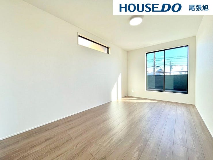 【洋室】明るい雰囲気の洋室です。広々とした明るいお部屋で、陽射しもたっぷり入ってきます。収納もご夫婦の衣類がたっぷり収納できるクローゼットがございます。ご夫婦のご主寝室にいかがでしょうか♪