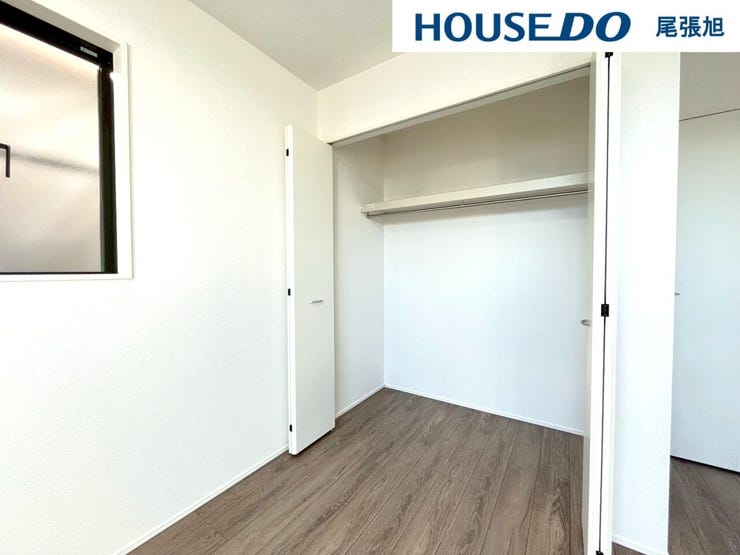 【クローゼット】洋室にある大容量のクローゼットです。枕棚付きで、小物の収納も便利!お隣の洋室にも大容量のクローゼットが付いています♪各部屋収納たっぷりございます。お部屋をすっきりと保てそうですね♪