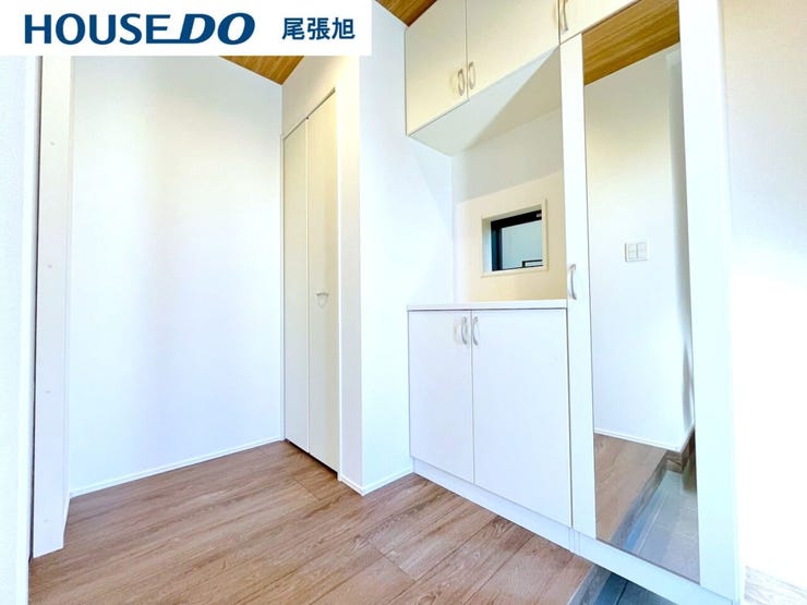 【玄関】大容量のシューズボックスが付いた玄関です。ご家族の靴もすっきり収納できます。綺麗な玄関を保てそうです♪窓も付いており、明るい空間です。帰ってきたくなるマイホームをご家族でつくりあげたいですね♪