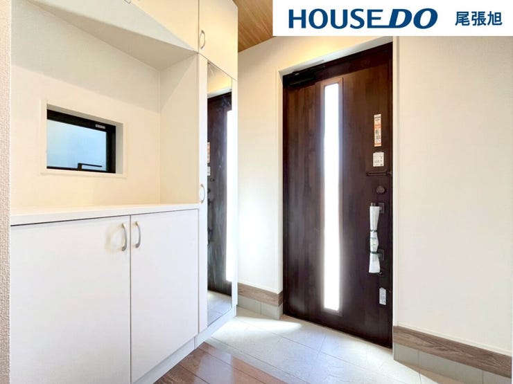 【玄関】帰宅時ホっと安心できる演出をそれぞれのご家庭好みにカスタマイズできます。そして大容量のシューズボックスがあります。可動棚付きなので背の高い靴も収納できます。すっきりした玄関で気持ちのいい朝を♪