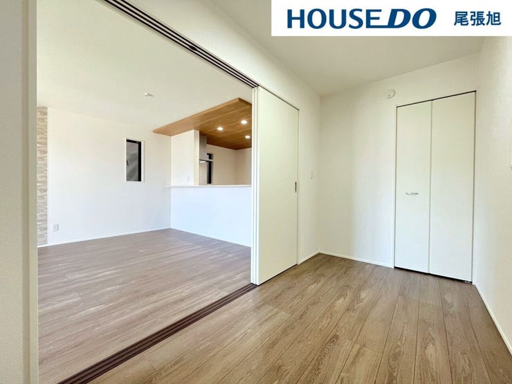 【洋室】リビングの隣にある洋室です。お子様の遊びスペースや、家事スペース、来客用の個室にと、あると嬉しい空間。収納もあり、置き場所に困りがちな布団や季節ものの収納場所にも重宝します。