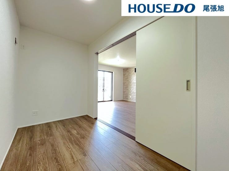 【洋室】リビングの隣にある洋室です。お子様の遊びスペースや、家事スペース、来客用の個室にと、あると嬉しい空間。収納もあり、置き場所に困りがちな布団や季節ものの収納場所にも重宝します。