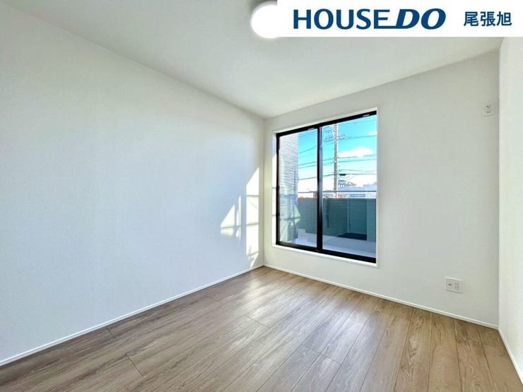 【洋室】明るい雰囲気の洋室です。広々とした明るいお部屋で、陽射しもたっぷり入ってきます。収納もご夫婦の衣類がたっぷり収納できるクローゼットがございます。ご夫婦のご主寝室にいかがでしょうか♪