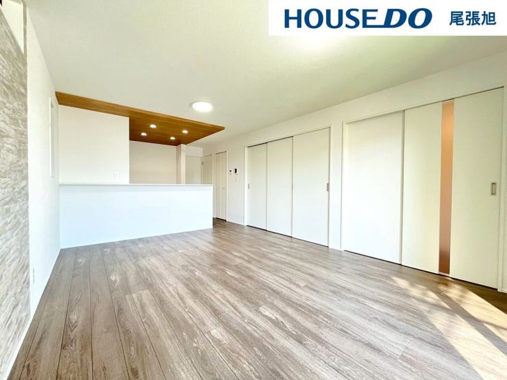 【リビング】光が優しく差し込む明るいリビング♪自然と家族が集まり、最高の家族団らんのお時間をお過ごしいただけます♪ひろびろとしたLDKで、ソファや4人掛けテーブルを置いても使いやすい配置です。