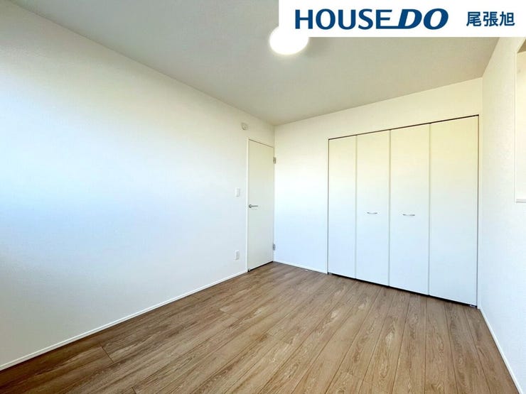 【洋室】多数の洋室があるため、それぞれ各部屋でプライベート空間をお楽しみいただけます。収納も完備しているのですっきりとしたお部屋でお寛ぎいただけます。2面採光のため、日当たりも良好です!