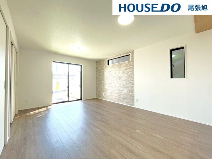 【リビング】大きな窓からは暖かい陽射しが差し込んできます。ソファやテーブルを置いても使いやすい配置で、ご家族そろってゆったりとお寛ぎいただけます。どんな家具を置こうか想像が膨らみます♪