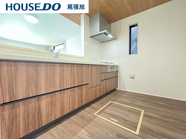 【キッチン】収納豊富でお手入れの簡単なシステムキッチン。汚れてもさっと綺麗にできます。収納スペースは、お料理に使うグッズや調味料などをすっきり収納できます。綺麗なキッチンだとお料理もはかどりそうです。