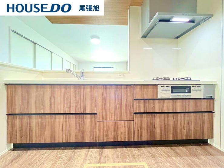 【キッチン】収納豊富でお手入れの簡単なシステムキッチン。汚れてもさっと綺麗にできます。収納スペースは、お料理に使うグッズや調味料などをすっきり収納できます。綺麗なキッチンだとお料理もはかどりそうです。