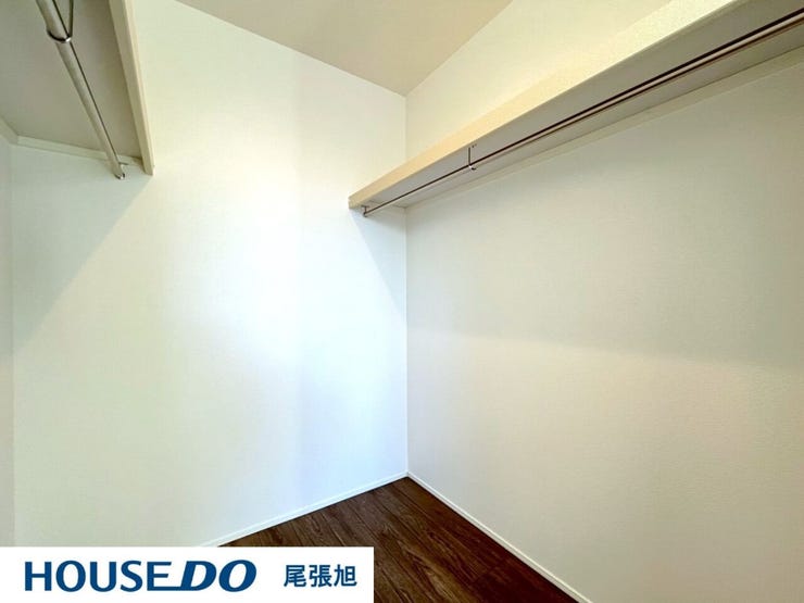 【ウォークインクローゼット】洋室にある大容量のクローゼットです♪大容量なので、衣類や小物類などをたっぷりと収納していただけます♪枕棚付きなのでデッドスペースになりがちな空間も収納にお使いいただけます♪