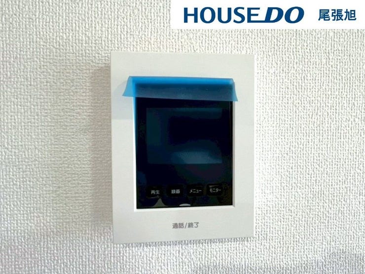 【インターホン】来客時に便利なモニター付インターホン。玄関ドアを開けることなく夜間でも訪問者の顔をモニターで確認できるため、トラブル防止にも繋がります。奥様やお子様のみのご在宅でも安心の防犯設備です!
