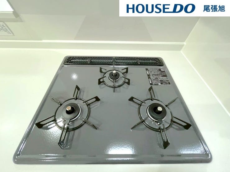 【3口コンロ】3口コンロ付きなので、お料理がはかどります。メイン料理2品を手前のコンロで調理しながら、奥の小バーナーで汁ものを調理するなど、複数の調理を一度に行うことができます。時短調理に繋がります!