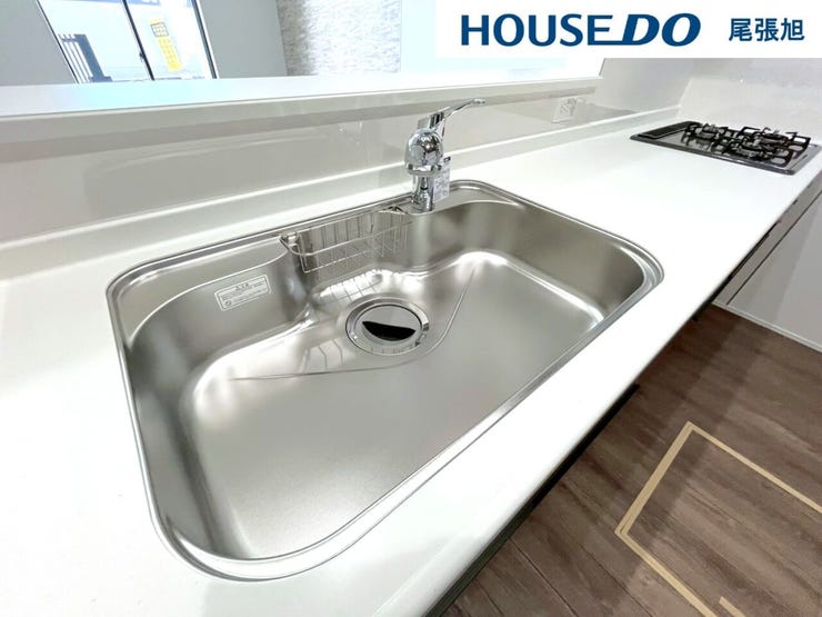 【浄水器機能付水栓】浄水と原水をボタン一つで簡単に切り替えができるビルトイン式浄水器水栓を採用。ビルトインの為見た目もすっきりです♪シャワーノズルでシンク周りも簡単にお手入れでき、毎日清潔に保てます!