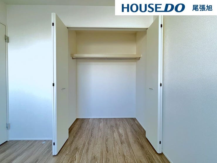 【クローゼット】洋室にある収納です。高さと奥行きがあり、かさばりがちな衣類をまとめて収納できます。各部屋収納たっぷりの間取りとなっております。部屋ごとに設けた収納は住みやすさへのこだわりです。