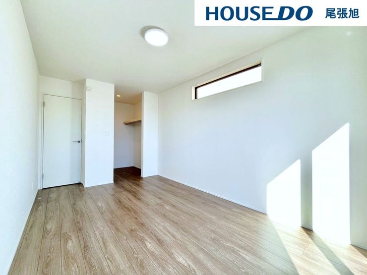 【洋室】お住まいになられる人数以上の部屋数は、お子様のお昼寝スペースや、家事スペース、来客用の個室にと、あると嬉しい空間。収納もあり、置き場所に困りがちな布団や季節ものの収納場所にも重宝します。