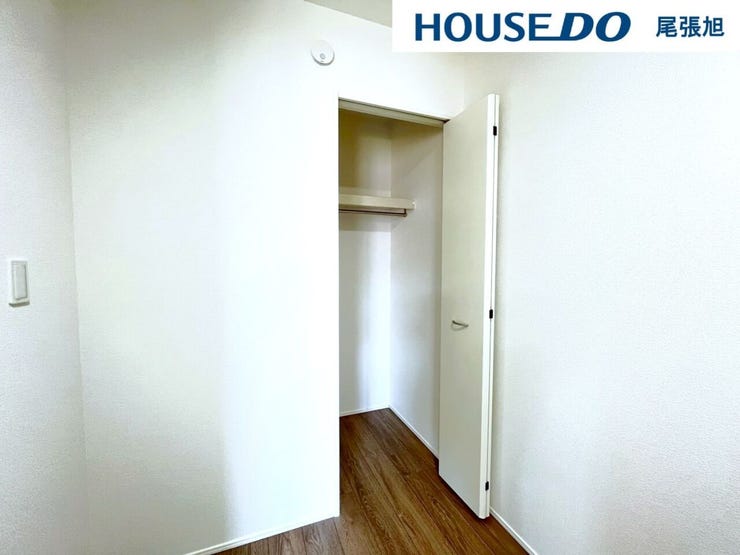 【クローゼット】洋室にある収納です。高さと奥行きがあり、かさばりがちな衣類をまとめて収納できます。各部屋収納たっぷりの間取りとなっております。部屋ごとに設けた収納は住みやすさへのこだわりです。