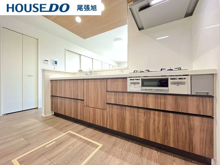 【キッチン】調理道具や食器などをたっぷり収納でき、お手入れも簡単なシステムキッチンを採用しました♪毎日のお料理を効率的にしてくれる動線は「1分でも家事の時間を短縮したい」という思いを叶えてくれます♪