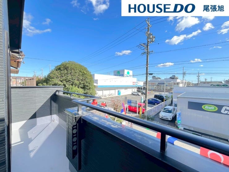 【バルコニー】日当たりの良い広さ十分の使い勝手の良いバルコニー。お布団や衣類などのお洗濯物を気持ちよく干せそうです♪南面にあり陽当たり良好!たっぷり陽を浴びたお布団や衣類は気持ちよさそうです♪