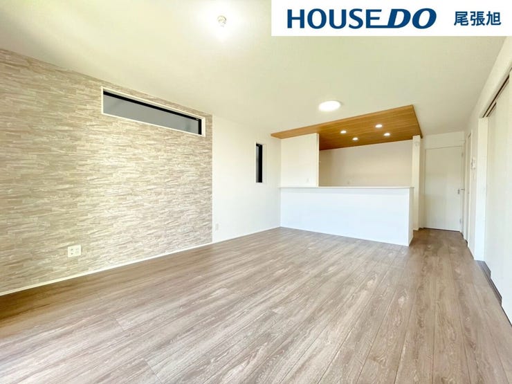 【リビング】光が優しく差し込む明るいリビング♪自然と家族が集まり、最高の家族団らんのお時間をお過ごしいただけます♪ひろびろとしたLDKで、ソファや4人掛けテーブルを置いても使いやすい配置です。