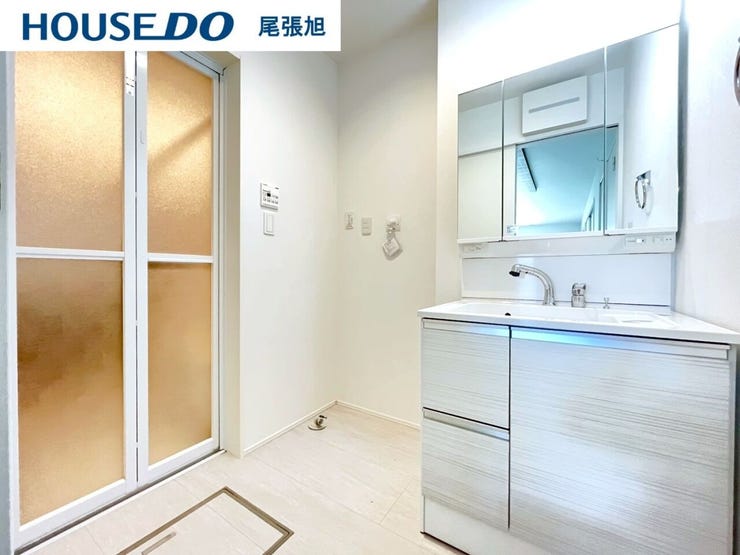 【洗面台/洗面所】日常の使い勝手の良さにこだわった清潔感のある洗面化粧台。大きな鏡が特徴です。鏡の裏に歯ブラシや化粧水、整髪料などの小物を隠して収納でき、生活感を出さずに綺麗な空間を保てます。