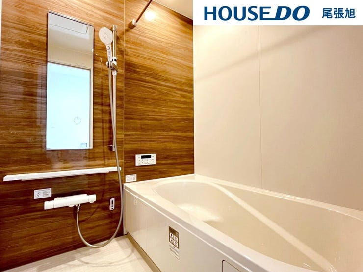 【浴室】落ち着いた雰囲気のひろびろ一坪サイズの浴室は、1日の疲れをしっかり癒すくつろぎの空間。浴室乾燥機も付いているため、雨の日や花粉が気になる季節に洗濯物を干すこともできますので嬉しいですね♪