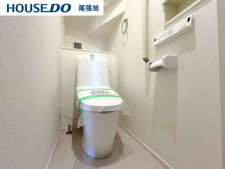 【トイレ】明るく、ひろびろとしたトイレです。掃除もしやすく、綺麗を保てます。ご自分の好きなアロマや芳香剤を置いて落ち着く空間を演出するもの良いですね♪1人になれる空間ですから、リラックスしたいですね。