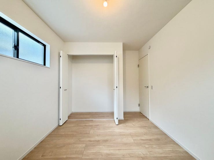 〈5.2帖〉このままでもお使い頂けますが、ご希望があれば棚やハンガーパイプも弊社で取付可能です♪お気軽にお問合せ下さい!