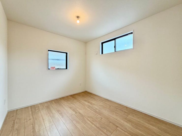 〈5.7帖〉木のぬくもりがやさしいフローリングが安心感をかもしだします