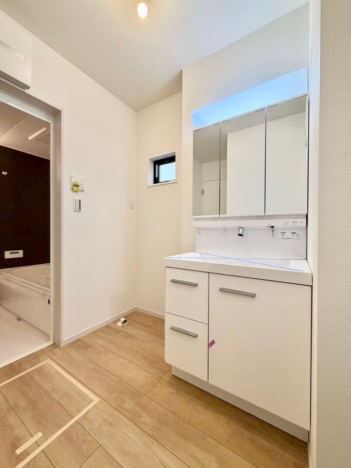 三面鏡付き洗面台は、2人並んで身支度も可能です♪