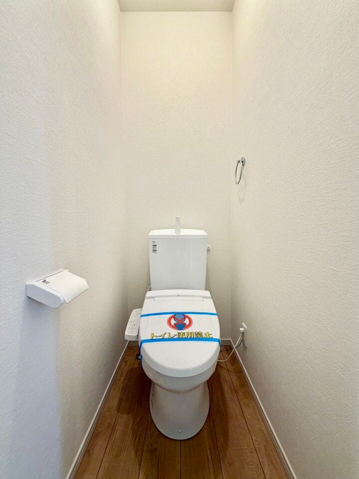 〈1階トイレ〉お手入れしやすい温水洗浄便座で、毎日快適♪