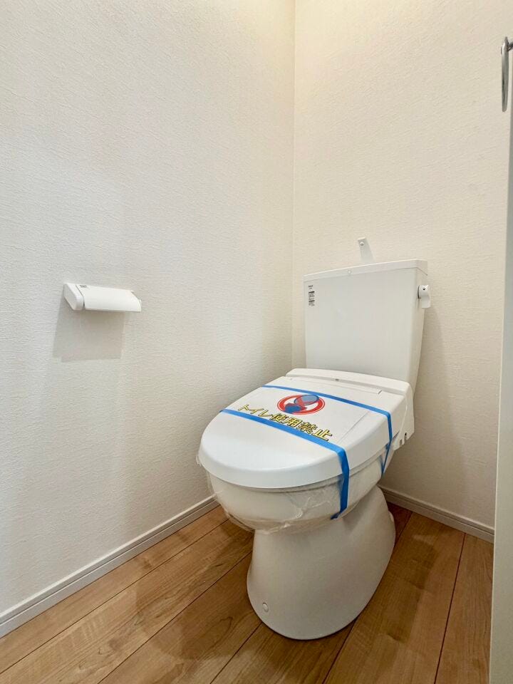 〈2階トイレ〉お手入れしやすい温水洗浄便座で、毎日快適♪