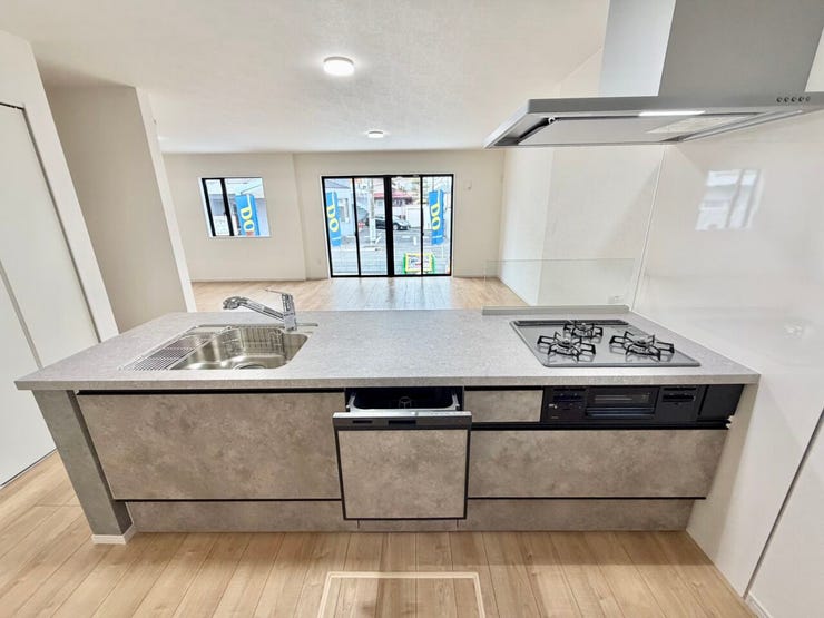 料理をしながら家族と会話を楽しめるオープンキッチン♪食器洗乾燥機付で忙しいママをサポート♪収納もたっぷりあるのできれいを保てます♪