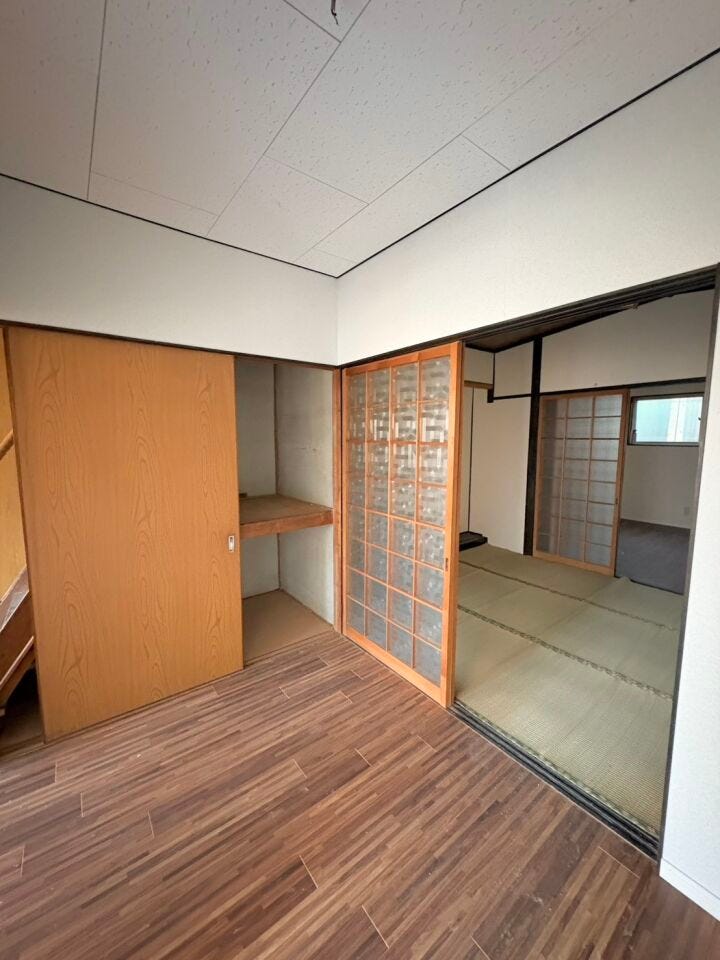 階段下に収納もございます!