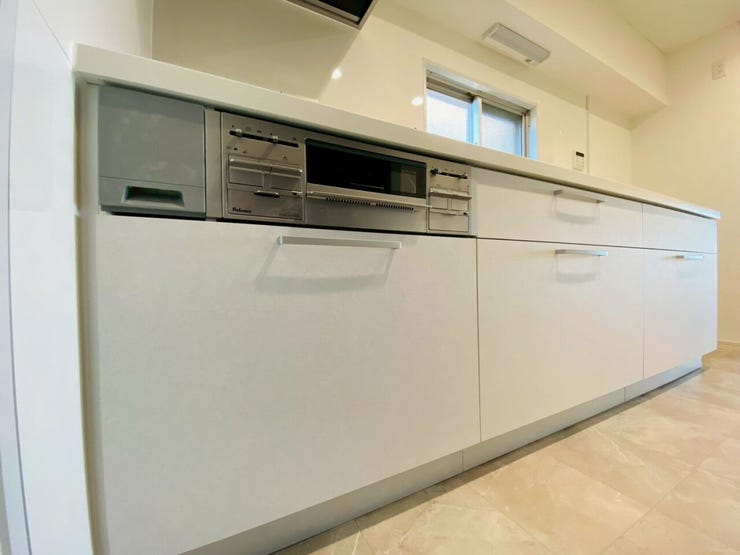 ワークスペースが広々確保されたキッチン。家族で一緒にお料理するのも楽しくなるキッチンです。