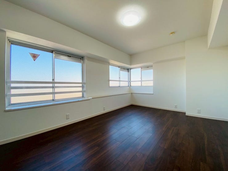 大きな窓があり、明るい洋室です。