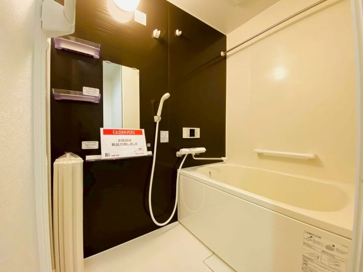 落ち着きのある空間に広々足が伸ばせる浴槽で、心も体もリラックスできそうです。お子様と入るのにも十分な広さが嬉しいですね。