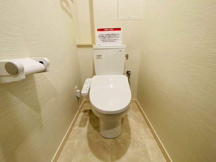 明るくて清潔感のあるトイレスペース♪洗浄便座付トイレ!広々した空間で気持ちよく過ごせます。