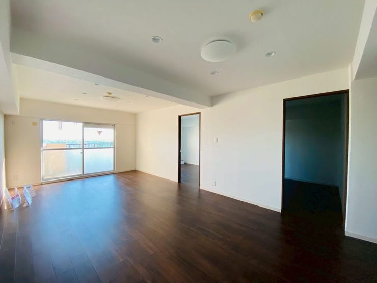 大きな窓のあるリビングは、陽光あふれる明るい空間です。居心地良く、ご家族皆がゆったり寛げる憩いの空間となりそうです。