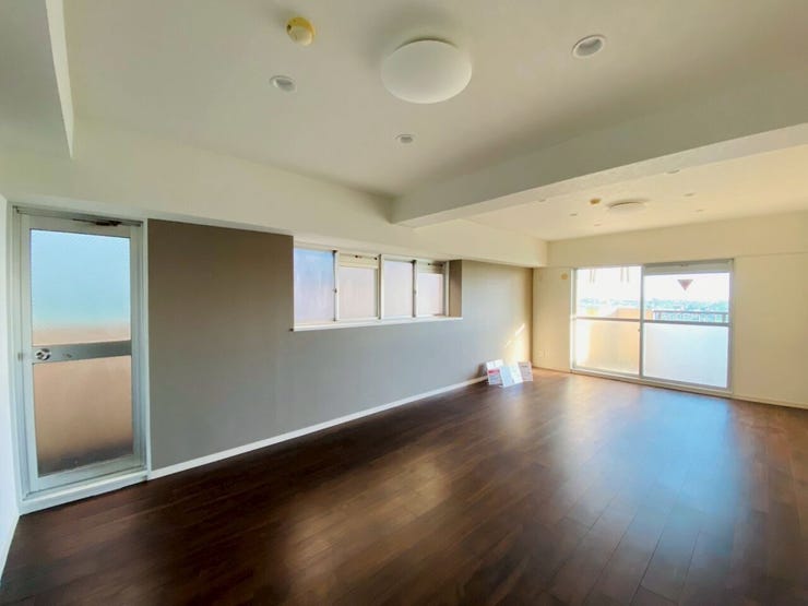 LDKには大きな窓が施され、明るさと、通風を確保した快適な空間です。朝日で明るい朝を迎えることで一日のスタートも気持ちよくなりそうですね♪